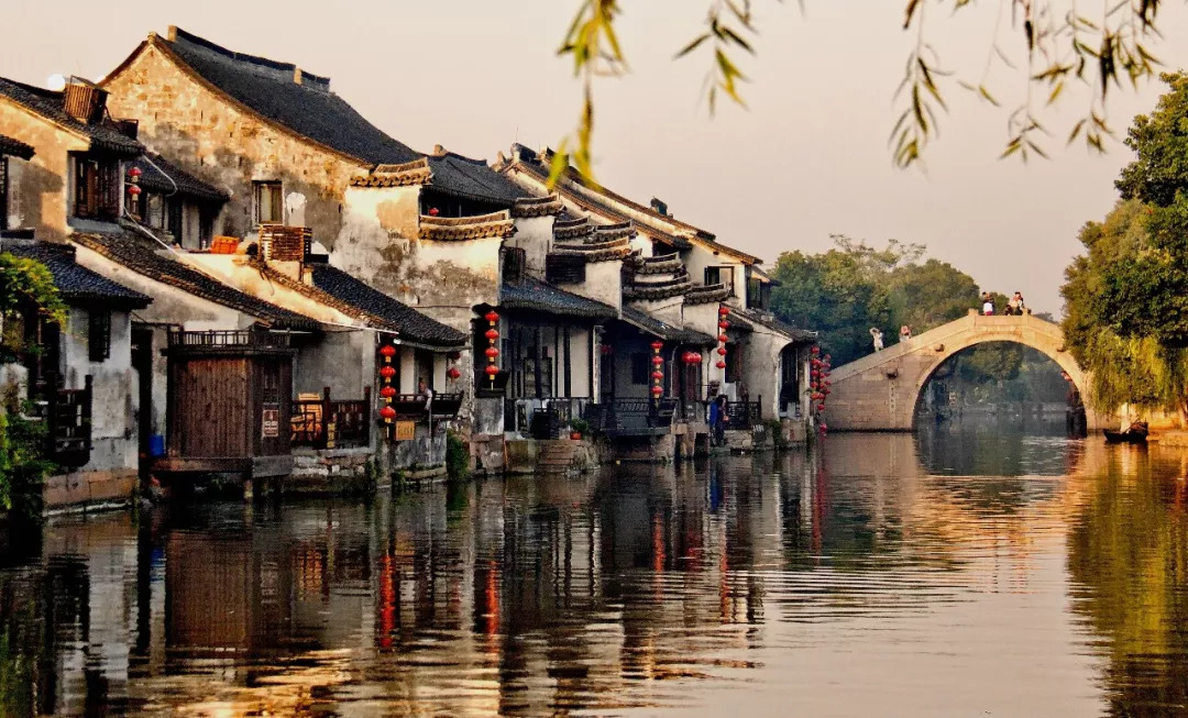 浙江经济腾飞，机遇与挑战并存